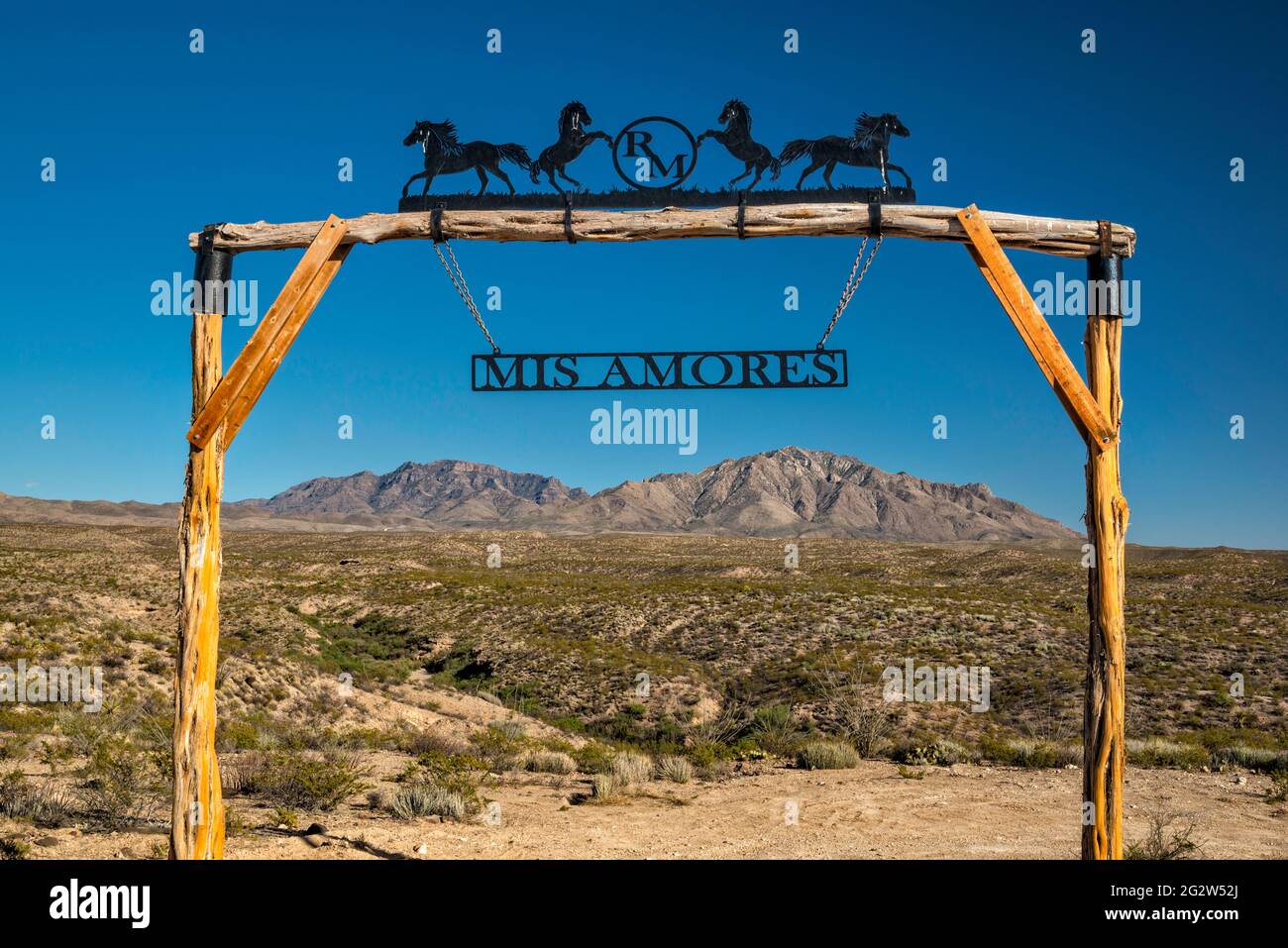 Ranch Gate, Sierra Parda (Little Chinati Peak) auf der rechten Seite, Chinati Peak auf der linken Seite, Chinati Mountains, in der Nähe der Pinto Canyon Road, Future State Park, Texas USA Stockfoto