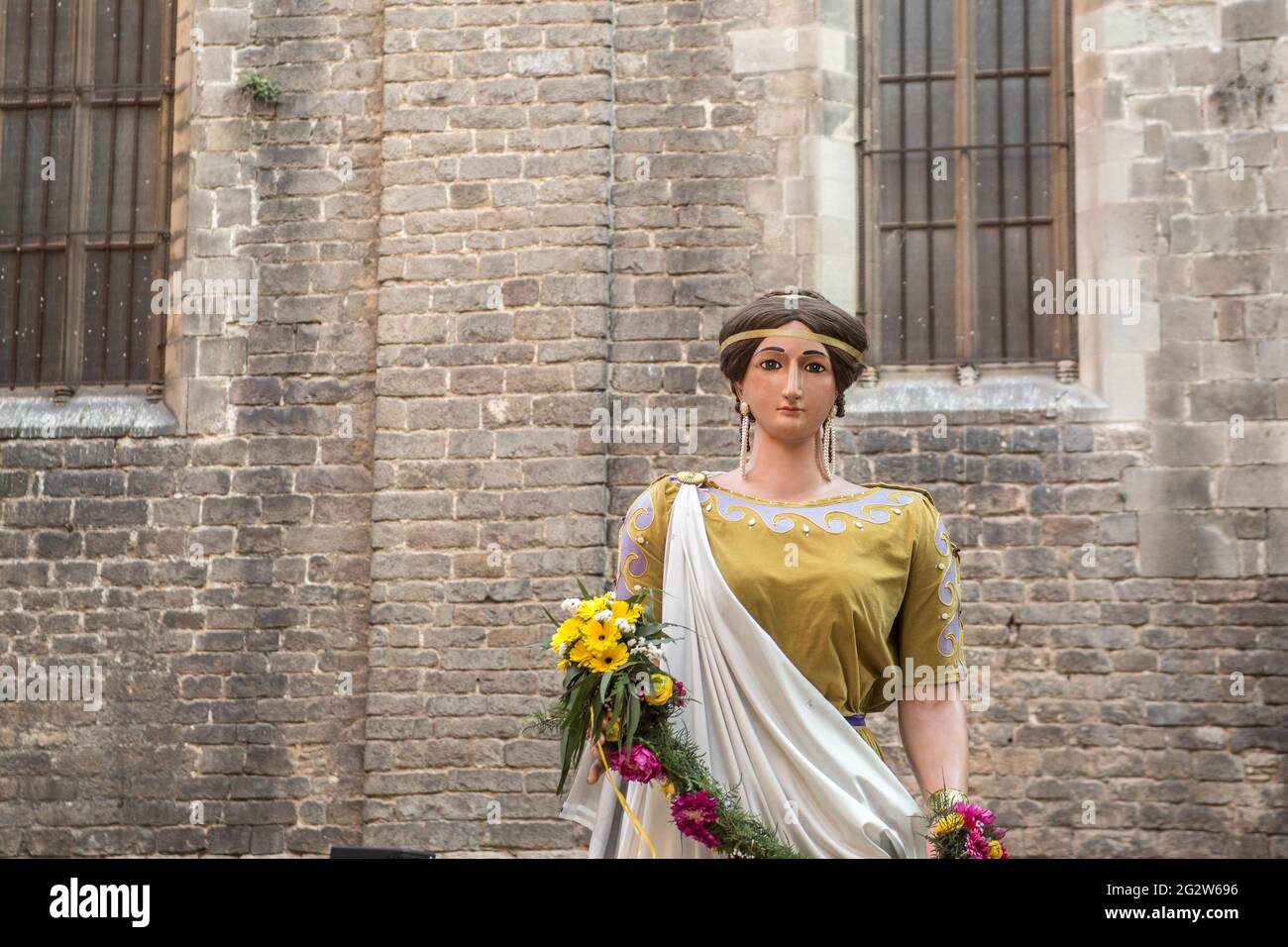 Barcelona, Spanien. Juni 2021. Riesige und großköpfige Puppe vor der Basilika Santa Maria del Pi in Barcelona bei der Präsentation der riesigen und großköpfigen Gruppe Els Gegants del Pi (Riesen der Kiefer) gesehen.mit dem Ende des Alarmzustands in Katalonien werden wieder traditionelle Straßenfeste veranstaltet, Wie die traditionellen Riesen- und Großkopfkatalonier. Kredit: SOPA Images Limited/Alamy Live Nachrichten Stockfoto