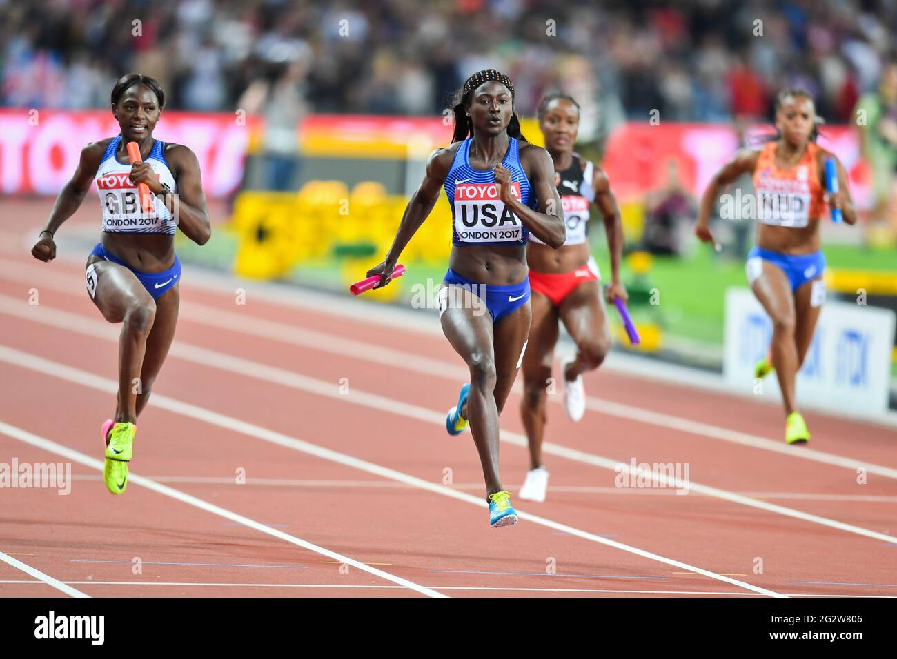 Tori Bowie (USA, Gold), Daryll Neita (GBR, Silber). 4 x 400 Relais, Endversion. IAAF World Championships - London 2017 Stockfoto