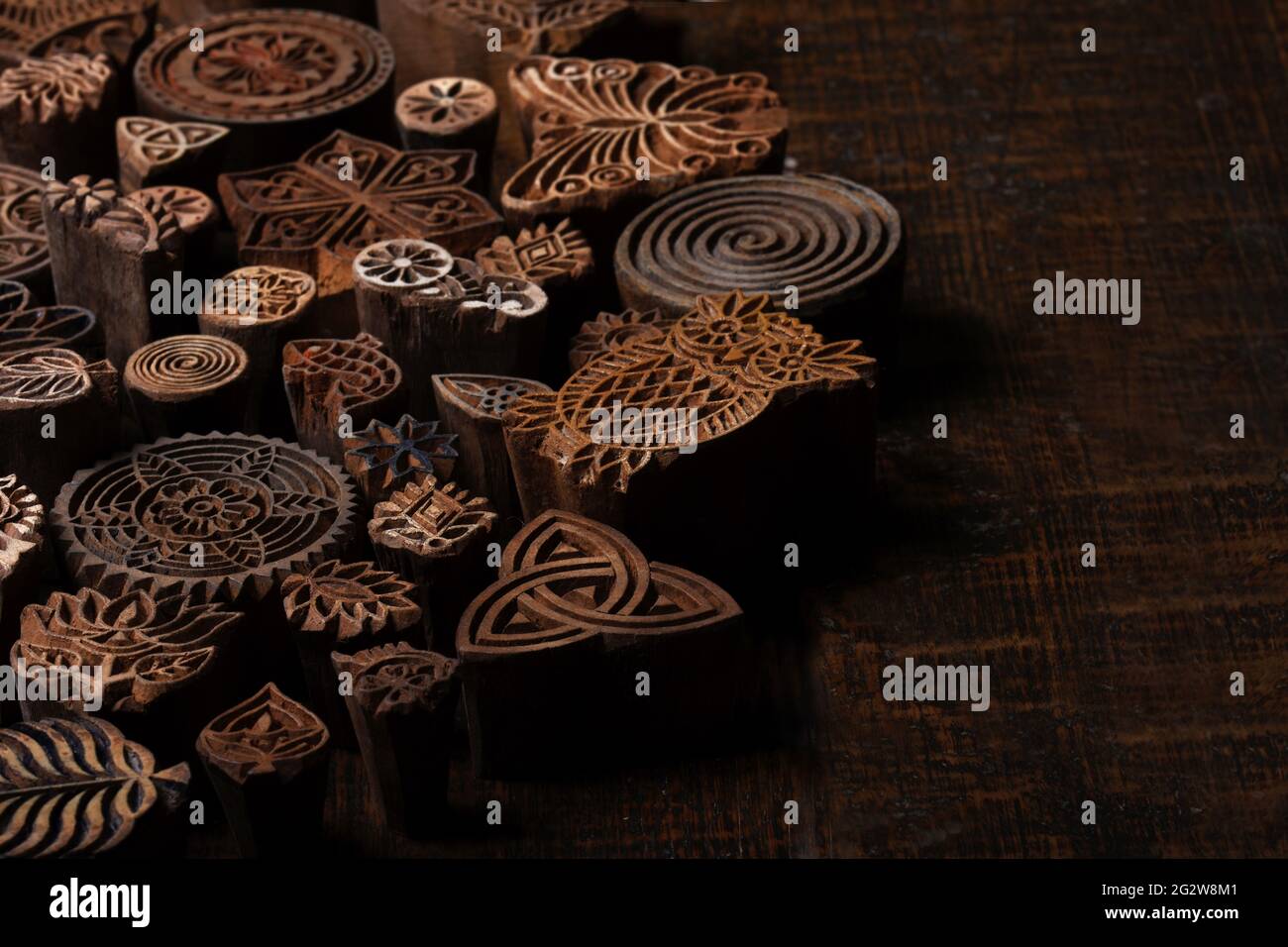 . Gemischtes traditionelles indisches Holzblockmuster für Textildruck auf rustikalem Holzhintergrund. Blockdruck, Rajasthan Indien Blockdruck, Holzblock Stockfoto
