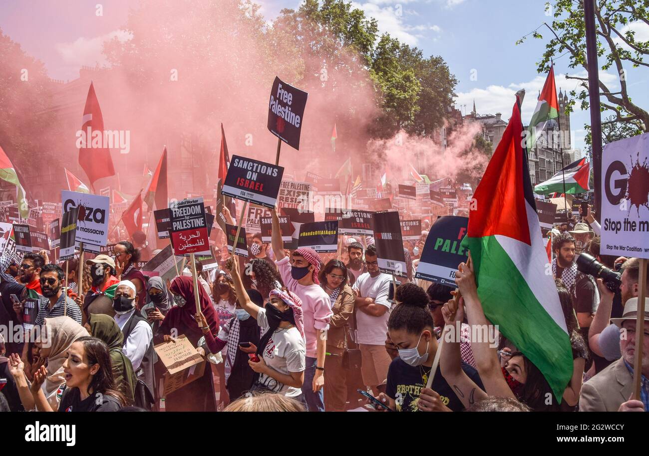 London, Großbritannien. Juni 2021. Demonstranten, die Plakate halten, versammeln sich vor der Downing Street während des Protestes der Gerechtigkeit für Palästina. Tausende von Menschen marschierten durch London, um Gerechtigkeit für Palästina zu fordern, und forderten die G7 auf, die militärische Zusammenarbeit mit Israel zu beenden und Sanktionen gegen Israel zu verhängen. Kredit: SOPA Images Limited/Alamy Live Nachrichten Stockfoto