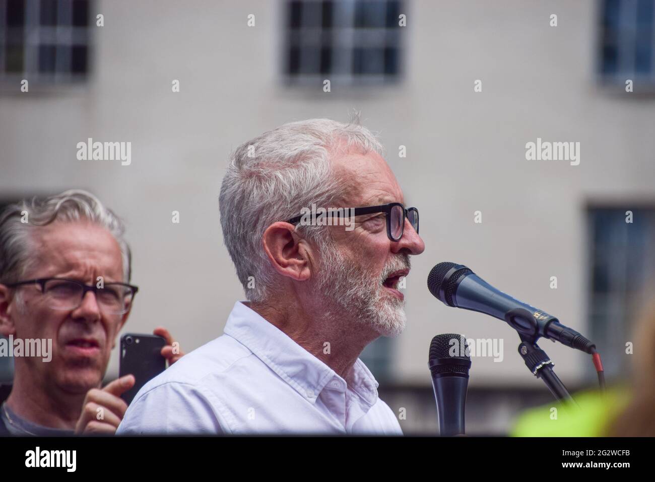 London, Großbritannien. Juni 2021. Jeremy Corbyn spricht vor dem Protest der Justice for Palestine vor der Downing Street. Tausende von Menschen marschierten durch London, um Gerechtigkeit für Palästina zu fordern, und forderten die G7 auf, die militärische Zusammenarbeit mit Israel zu beenden und Sanktionen gegen Israel zu verhängen. Kredit: SOPA Images Limited/Alamy Live Nachrichten Stockfoto