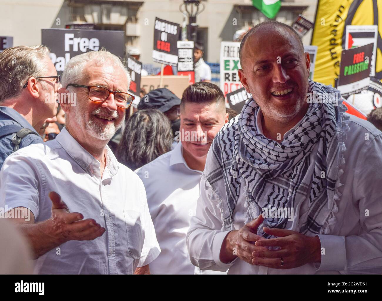 London, Großbritannien. Juni 2021. Jeremy Corbyn und der palästinensische Botschafter im Vereinigten Königreich Husam Zomlot vor der Downing Street während des Protestes der Justiz für Palästina. Tausende von Menschen marschierten durch London, um Gerechtigkeit für Palästina zu fordern, und forderten die G7 auf, die militärische Zusammenarbeit mit Israel zu beenden und Sanktionen gegen Israel zu verhängen. (Foto: Vuk Valcic/SOPA Images/Sipa USA) Quelle: SIPA USA/Alamy Live News Stockfoto