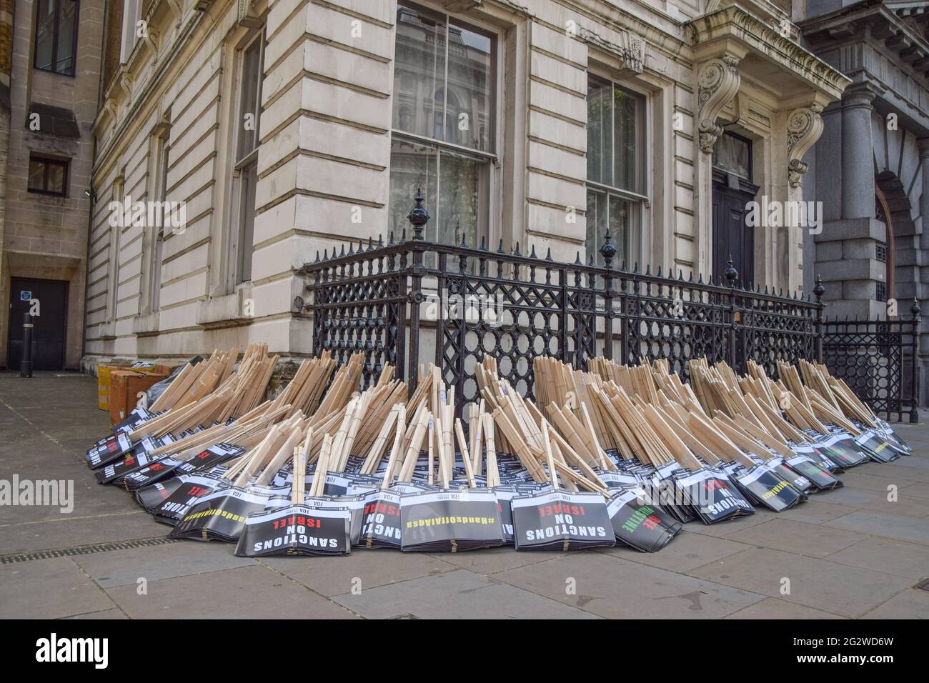 London, Großbritannien. Juni 2021. Plakate, die vor Beginn der Proteste der Justice for Palestine vor der Downing Street gesehen wurden. Tausende von Menschen marschierten durch London, um Gerechtigkeit für Palästina zu fordern, und forderten die G7 auf, die militärische Zusammenarbeit mit Israel zu beenden und Sanktionen gegen Israel zu verhängen. (Foto: Vuk Valcic/SOPA Images/Sipa USA) Quelle: SIPA USA/Alamy Live News Stockfoto