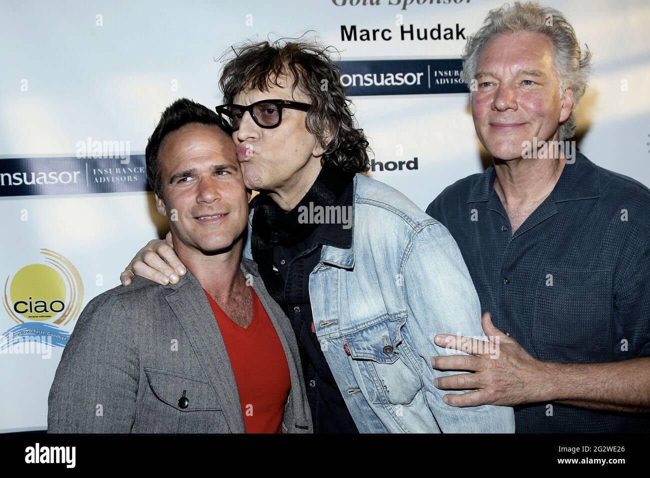 New York, NY, USA. 16. Mai 2012. Russell Terlecki, Mick Rock, Dean Holtermann bei der Vorführung von 'Marking A Chord'. Der Rotary Club of Wall Street NY & die Bob Woodruff Foundation präsentieren Susan Rockefellers Screening-Event „ein Chord fällt auf“ im Tribeca Cinemas. Kredit: Steve Mack/Alamy Stockfoto