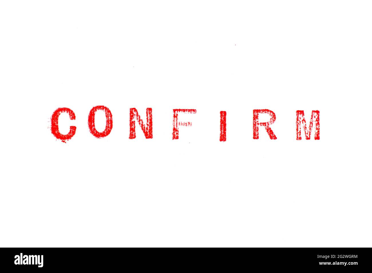 Roter Farbstempel in Wort bestätigen auf weißem Papierhintergrund Stockfoto