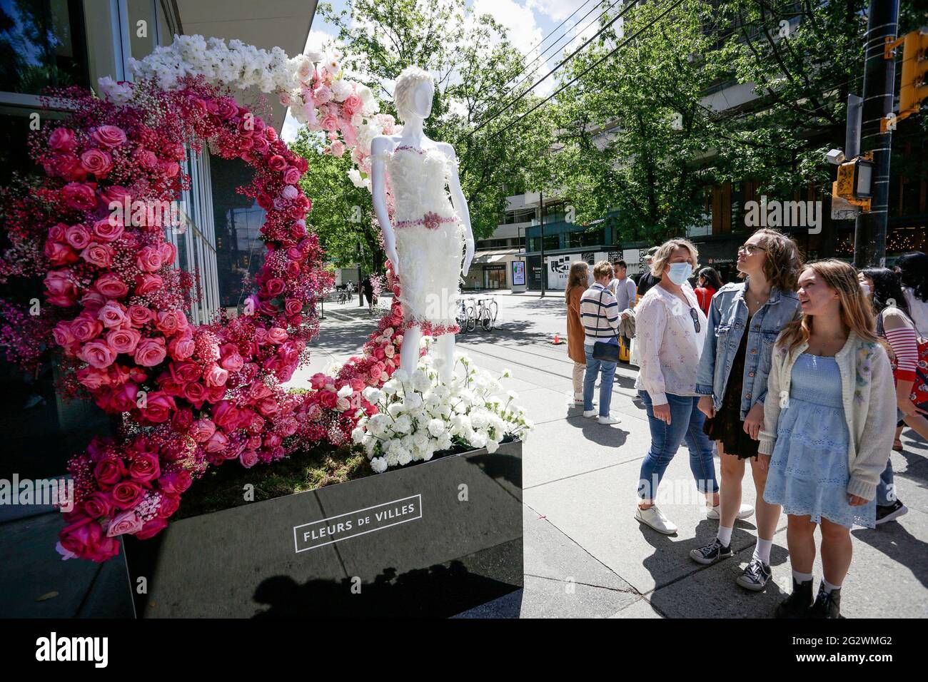 Vancouver, Kanada. Juni 2021. Während der Ausstellung „Fleurs de Villes“ in Vancouver, British Columbia, Kanada, am 12. Juni 2021 wird eine Blumenkunstinstallation gezeigt. Quelle: Liang Sen/Xinhua/Alamy Live News Stockfoto