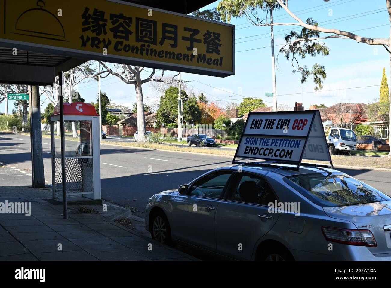 Ein Auto mit Schilder der gegen die Kommunistische Partei Chinas parkte vor einem chinesischen Unternehmen in der North Rd in Caulfield South, einem Vorort der Metropole Melbourne Stockfoto