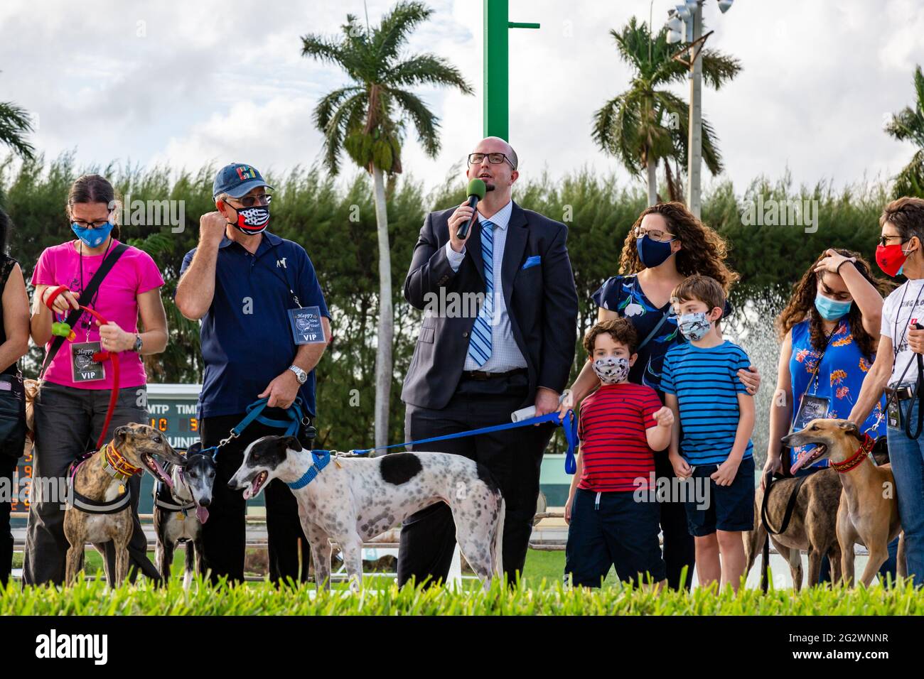 Der Palm Beach Kennel Club in West Palm Beach veranstaltete eine Zeremonie zu Ehren von pensionierten Windhundrennhunden am letzten Tag, an dem das Hunderennen in Florida legal war. Stockfoto