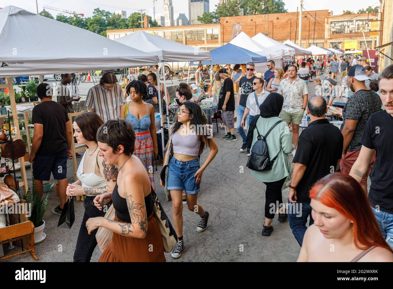 Besucher spazieren durch das Friendship Flea, einen Künstlermarkt, der während der Franklinton Fridays eingerichtet wurde. Der zweite Freitag jedes Monats ist der Franklinton Fridays, ein Tag, an dem der Franklinton Arts District, Kunst und Künstler in der Region während der offenen Geselligkeit hervorgehoben werden. Dieses Ereignis ist eines der ersten großen Ereignisse, die stattfinden, nachdem das Gesundheitsministerium von Ohio am 2. Juni 2021 fast alle Anforderungen an die Pandemie aufgehoben hat, mit Ausnahme der Tatsache, dass für die meisten öffentlichen Verkehrsmittel Masken getragen werden sollten. (Foto von Stephen Zenner/SOPA Images/Sipa USA) Stockfoto