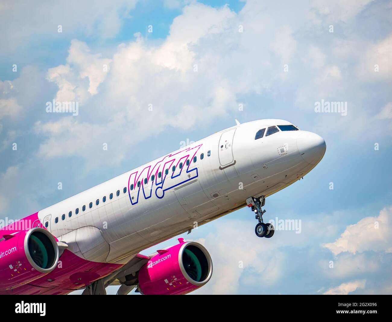 Otopeni, Rumänien - 05.14.2021: Das Flugzeug Wizz Air Airbus 321-271NX (HA-LVI) hebt vom internationalen Flughafen Henri Coanda ab Stockfoto