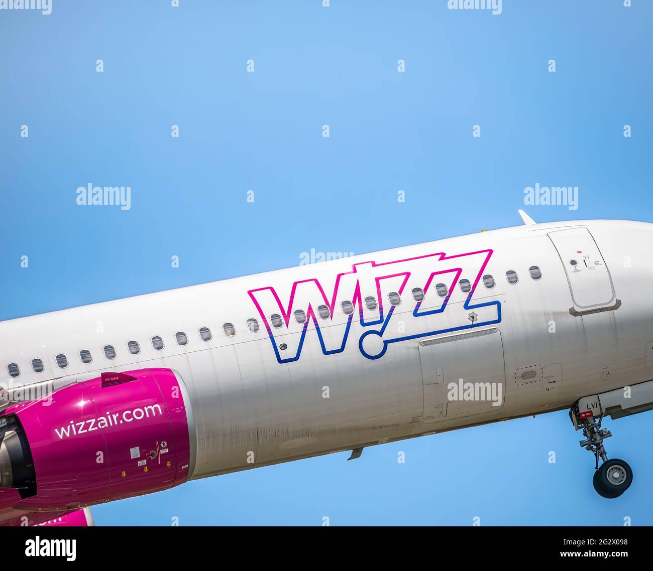 Otopeni, Rumänien - 05.14.2021: Das Flugzeug Wizz Air Airbus 321-271NX (HA-LVI) hebt vom internationalen Flughafen Henri Coanda ab Stockfoto