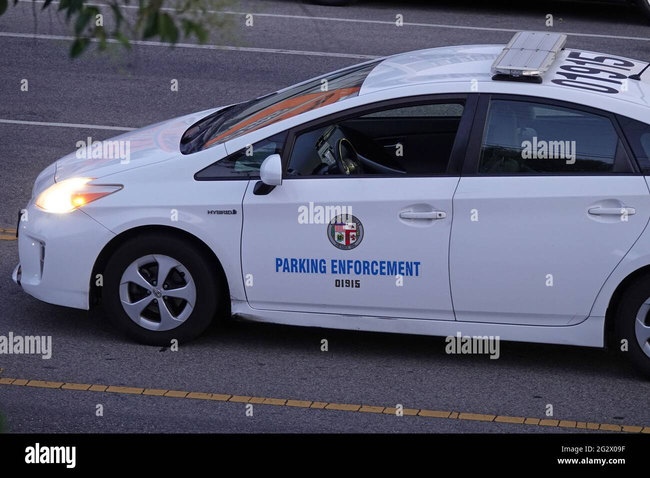 North Hollywood, CA / USA - 23. Mai 2021: Ein Los Angeles Parking Enforcement Vehicle wird auf einer Stadtstraße geparkt gezeigt. Nur für redaktionelle Zwecke. Stockfoto