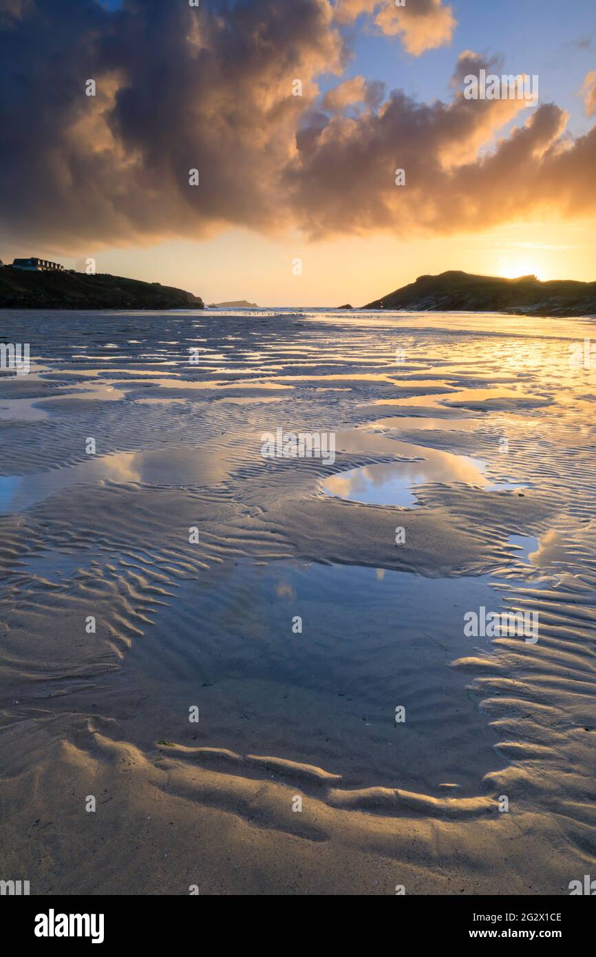 Sandmuster am Porth Beach in Cornwall mit Towan Head in Newquay in der Ferne. Stockfoto
