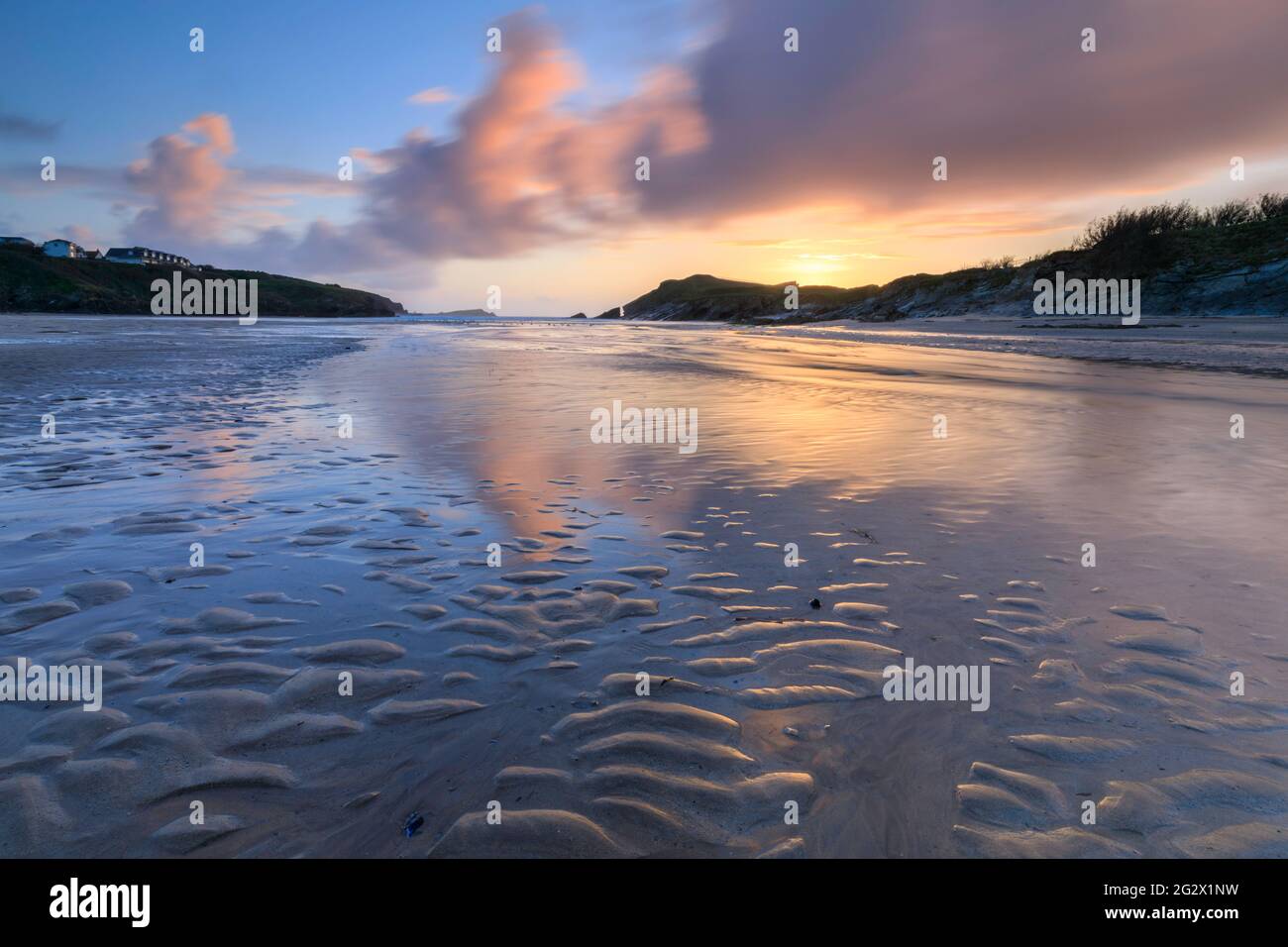Sandmuster am Porth Beach in Cornwall mit Towan Head in Newquay in der Ferne. Stockfoto