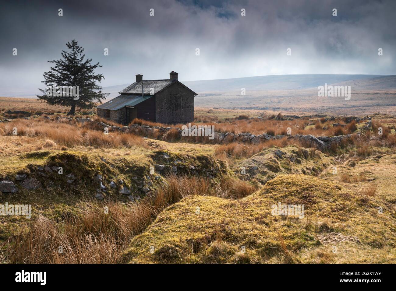 Nuns Cross Farm im Dartmoor National Park an einem stimmungsvollen Frühlingsmorgen festgehalten. Stockfoto