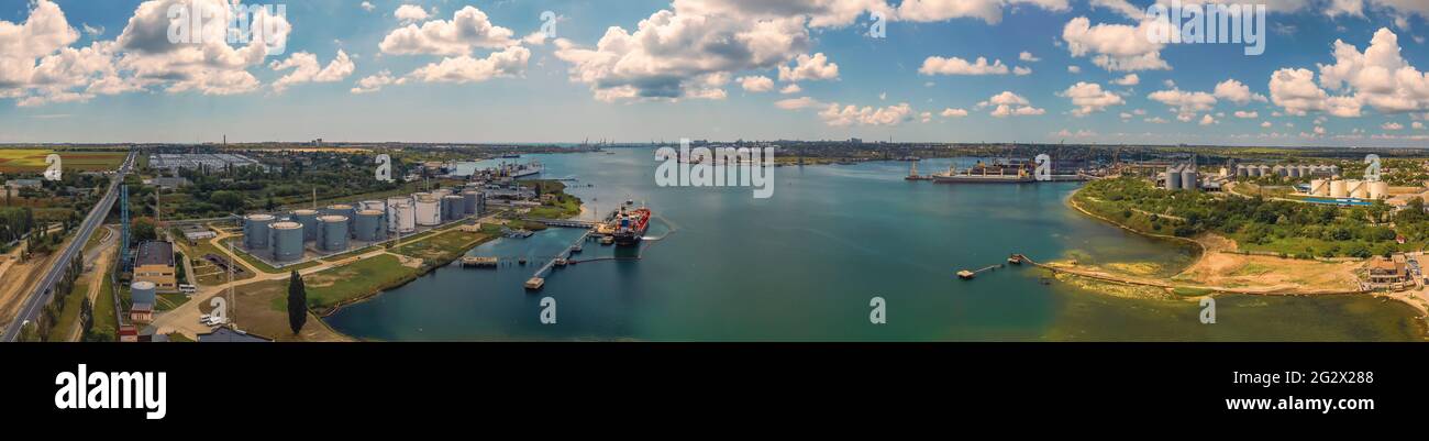 Tschernomorsk. Ukraine. Panorama der Fährüberfahrt, Werft und Seehafen. Drohnenaufnahmen, Tageslicht. Stockfoto