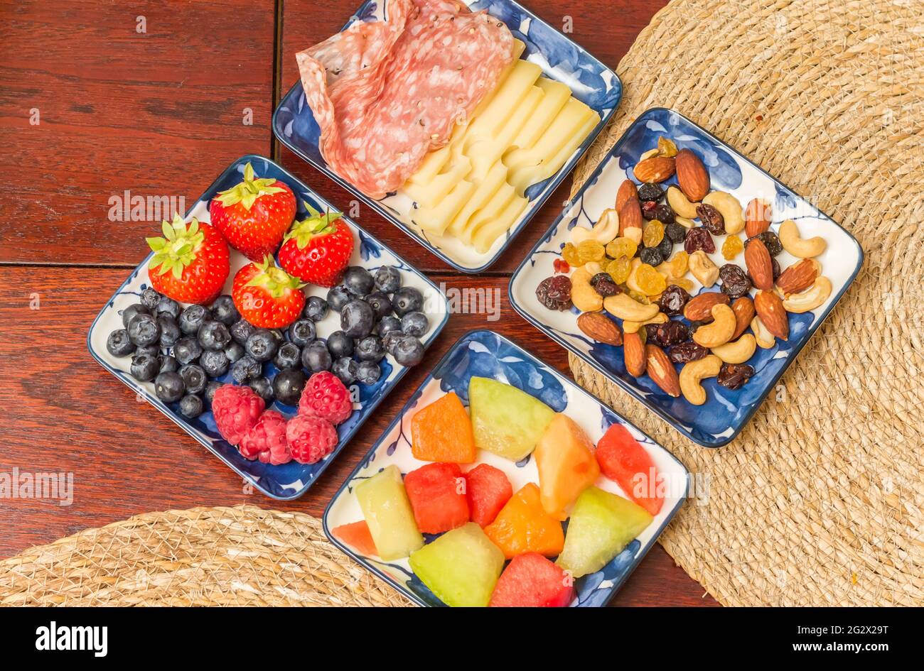 Gesundes Frühstück mit frischem Obst, Nüssen, Spianata romana und Käse Stockfoto