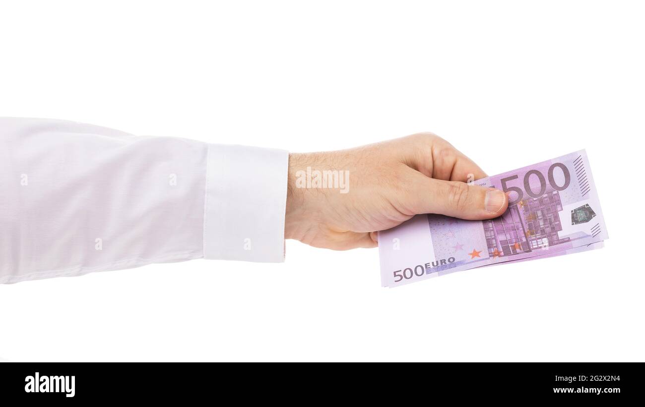 Mann Hand gibt fünfhundert Euro, isoliert auf weißem Hintergrund. Stockfoto