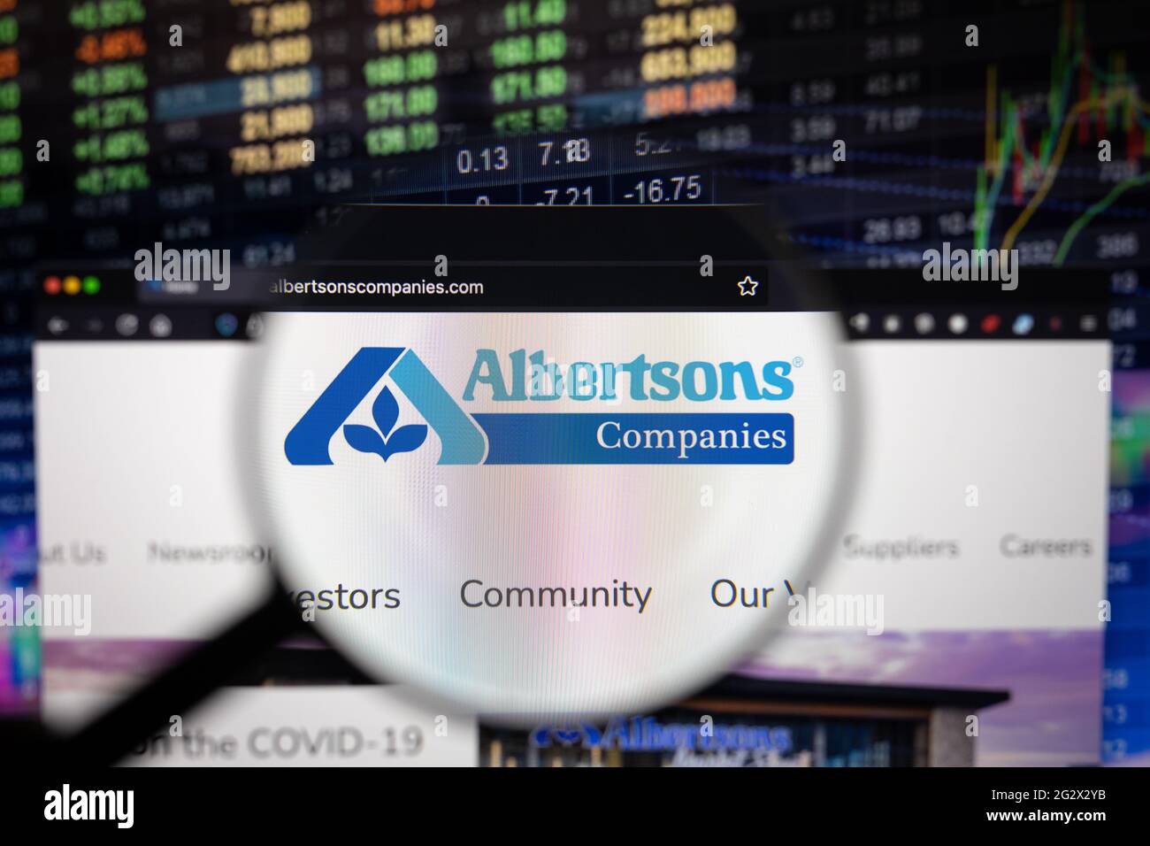 Firmenlogo von Albertsons Companies auf einer Website mit verschwommenen Börsenentwicklungen im Hintergrund, gesehen auf einem Computerbildschirm Stockfoto