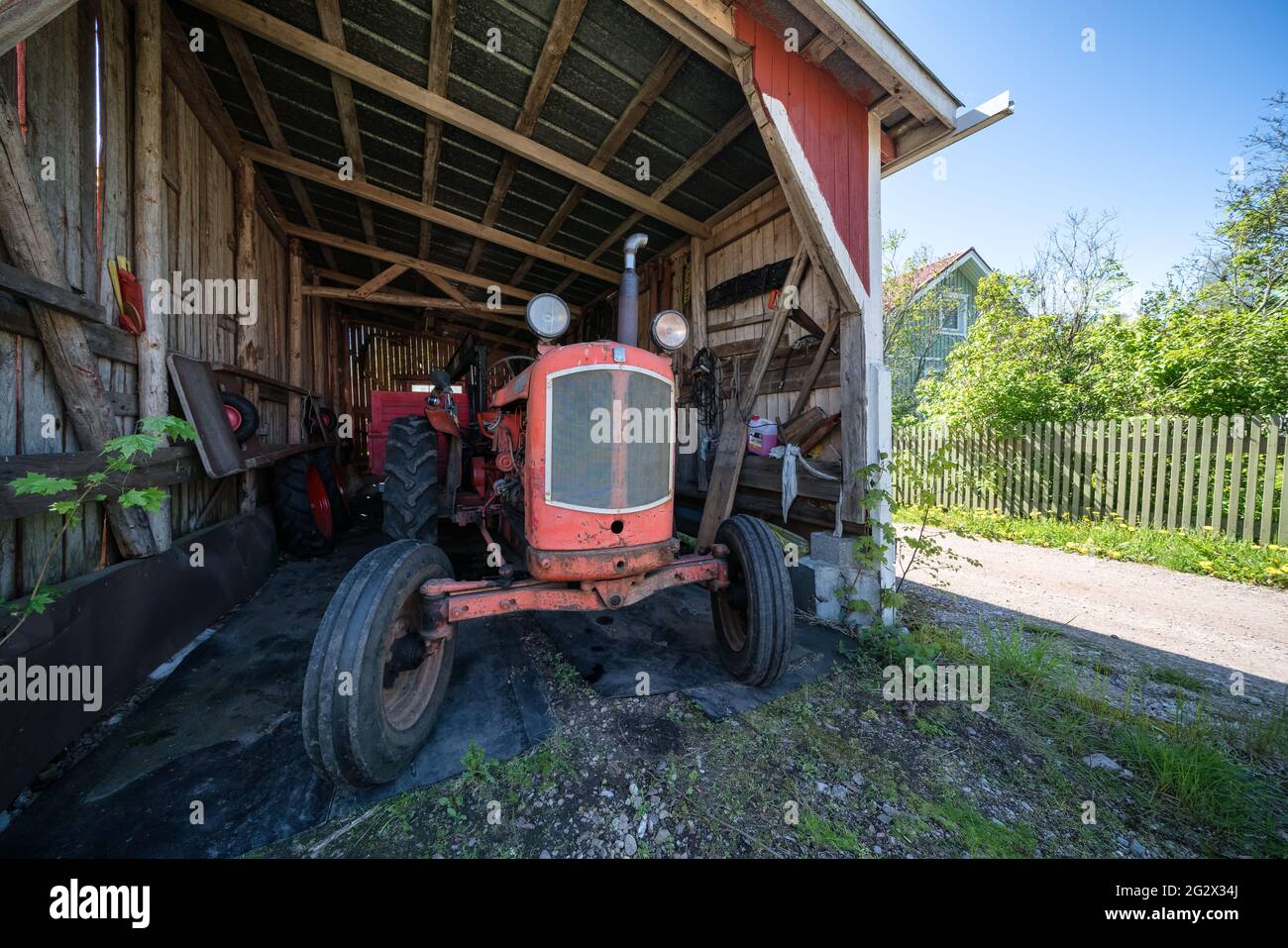 Ein alter Traktor auf der Insel Haapasaari, Kotka, Finnland Stockfoto