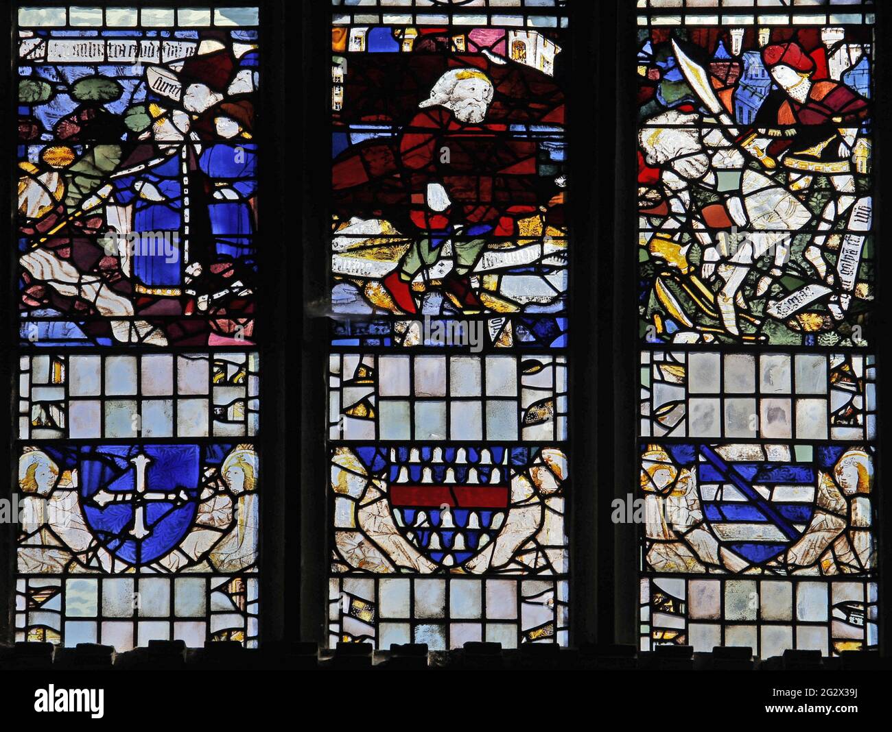St. Martin's Church, Stamford; Glasmalerei aus dem 15. Jahrhundert, in der Moses den Felsen aufschlug, Samson, der die Tore von Gaza trägt, und David und Goliath Stockfoto
