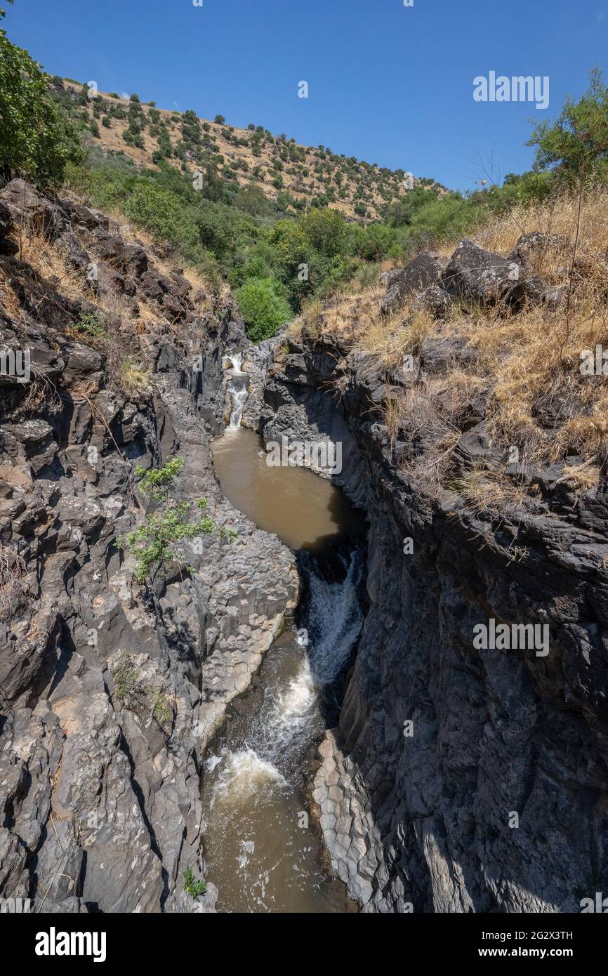 Israel, Golanhöhen, Yehudiya Nature Reserve, der Wasserfall in Nahal Zavitan [Zavitan Stream] Stockfoto