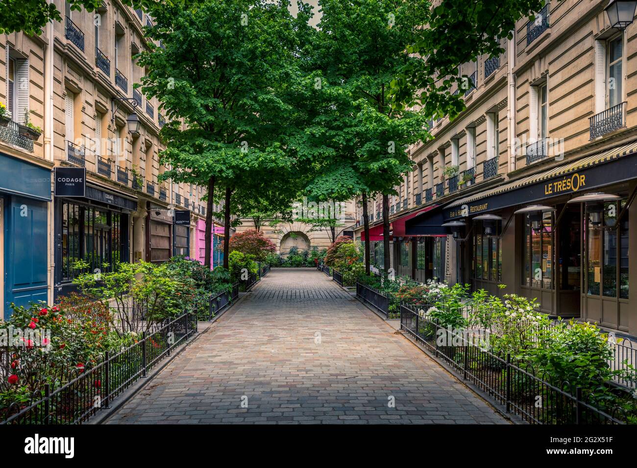 Paris, Frankreich - 4. Mai 2021: Kleine Straße im Marais-Viertel mit Restaurants wegen Covid-Beschränkungen in Paris geschlossen Stockfoto