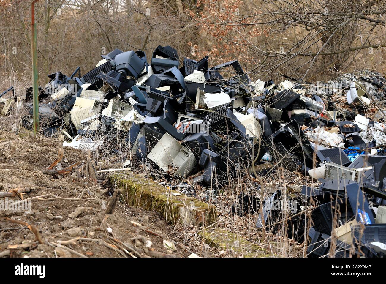Alte Computer und Monitore, die in den Vororten aufgegeben wurden Stockfoto