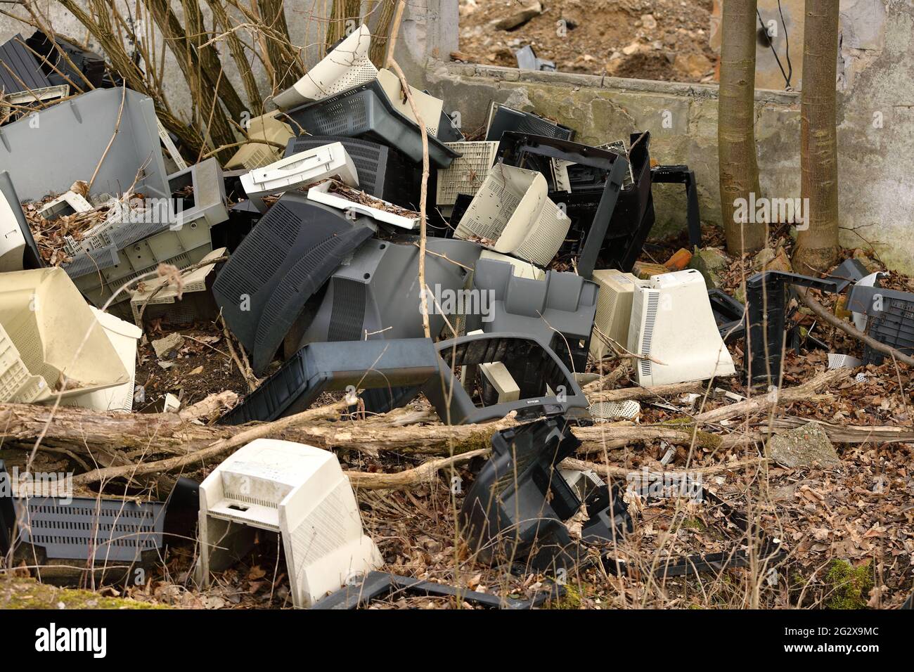 Alte Computer und Monitore, die in den Vororten aufgegeben wurden Stockfoto