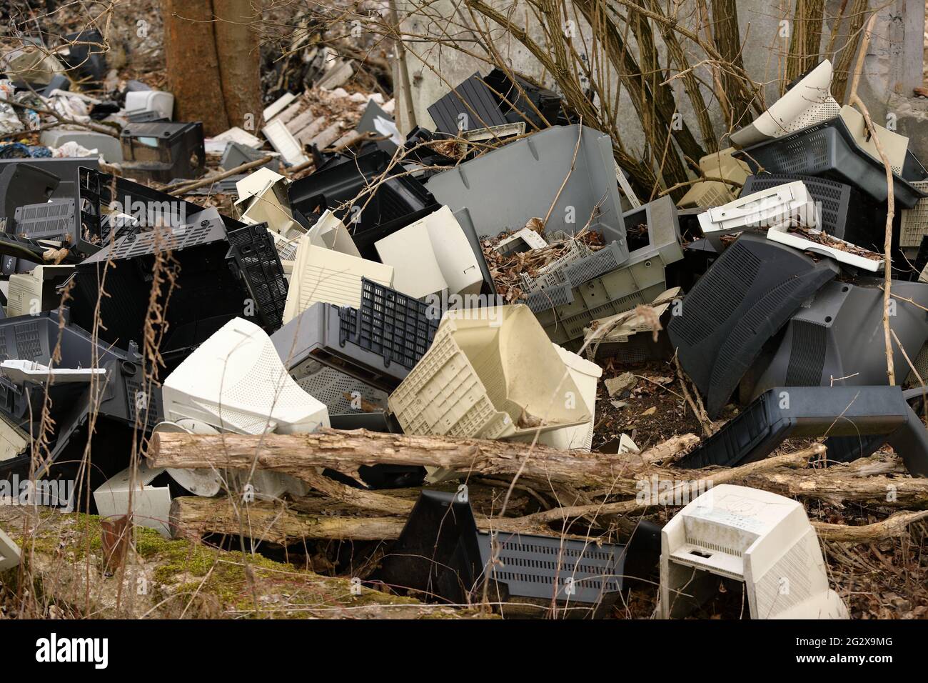Alte Computer und Monitore, die in den Vororten aufgegeben wurden Stockfoto