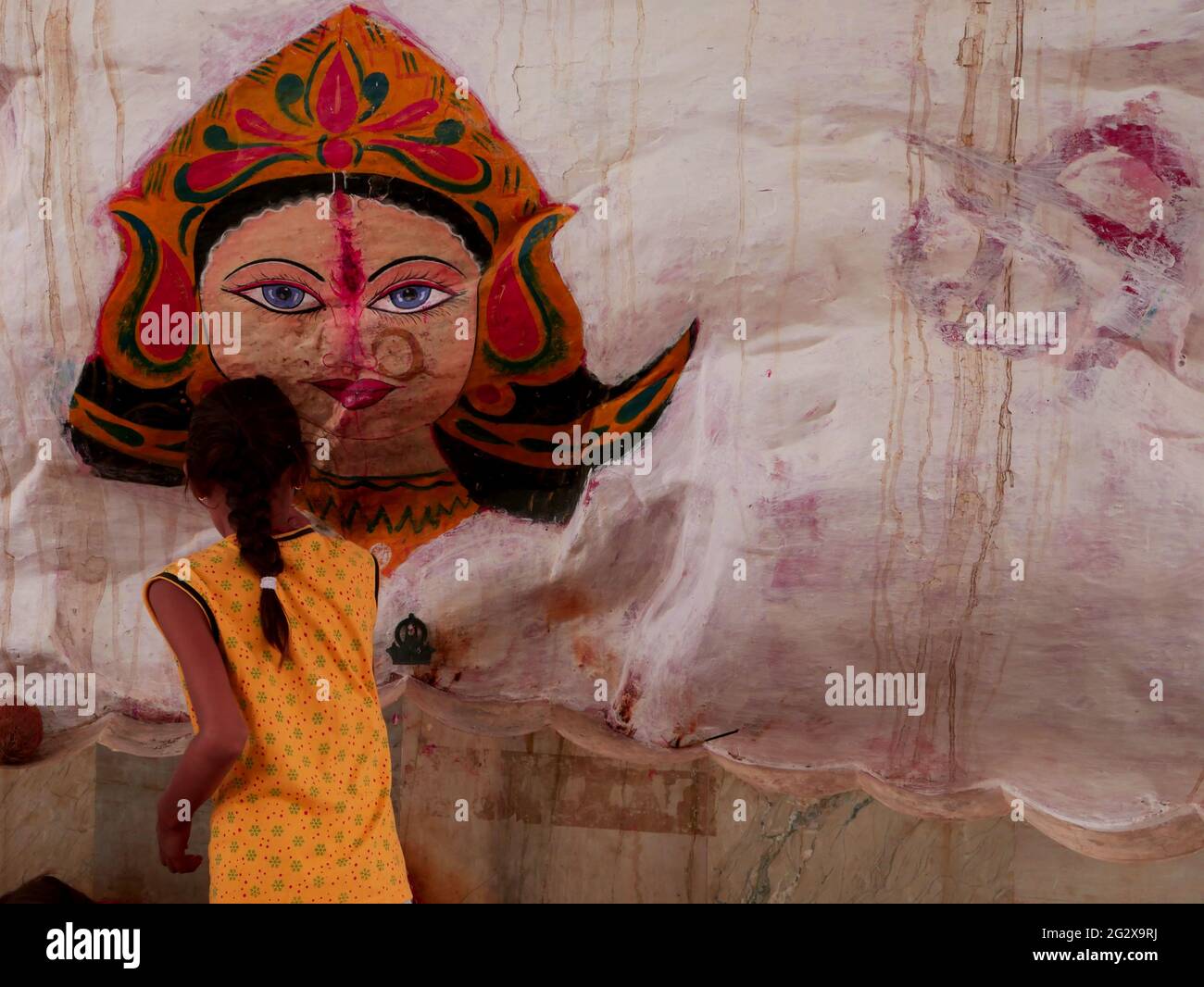 Ein indisches Mädchen, das Lord durga anbetet, zeigt einen Steinfelsen im Bereich der Bergstation Stockfoto