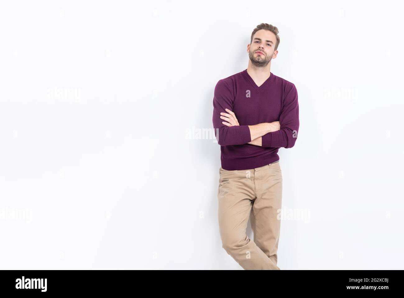 Ein gutaussehender Mann sieht entspannt aus im lässigen Fashion-Stil, einer Ready-to-Wear-Boutique Stockfoto