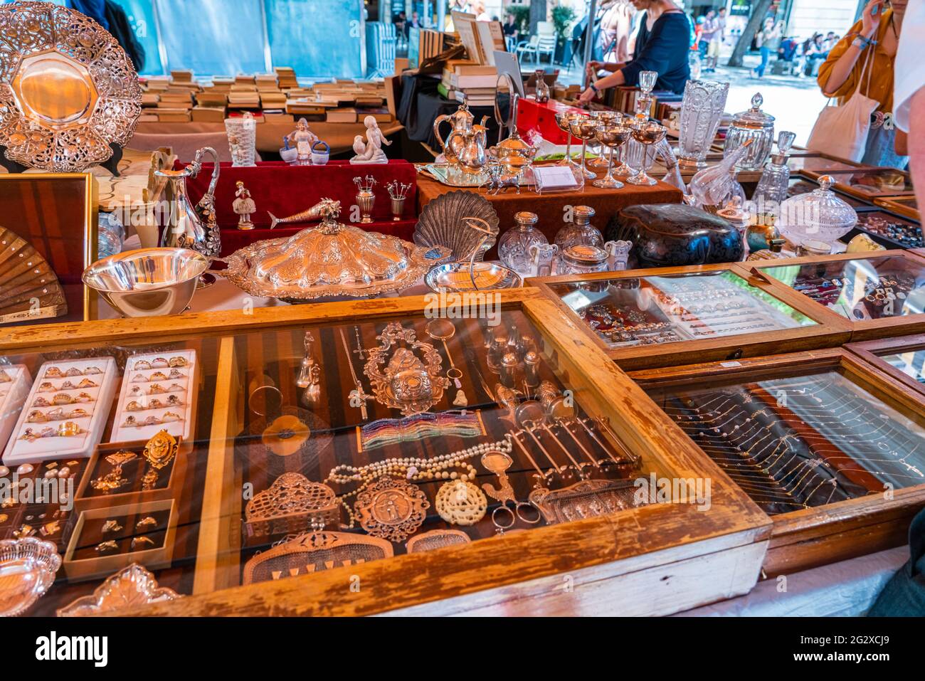 BARCELONA, SPANIEN - 10. JUNI 2019: Antike Objekte, Münzen, Juwelen, Geschirr und andere Utensilien auf einem Flohmarkt Stockfoto