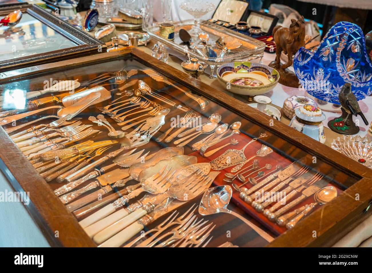BARCELONA, SPANIEN - 10. JUNI 2019: Antike Objekte, Münzen, Juwelen, Geschirr und andere Utensilien auf einem Flohmarkt Stockfoto