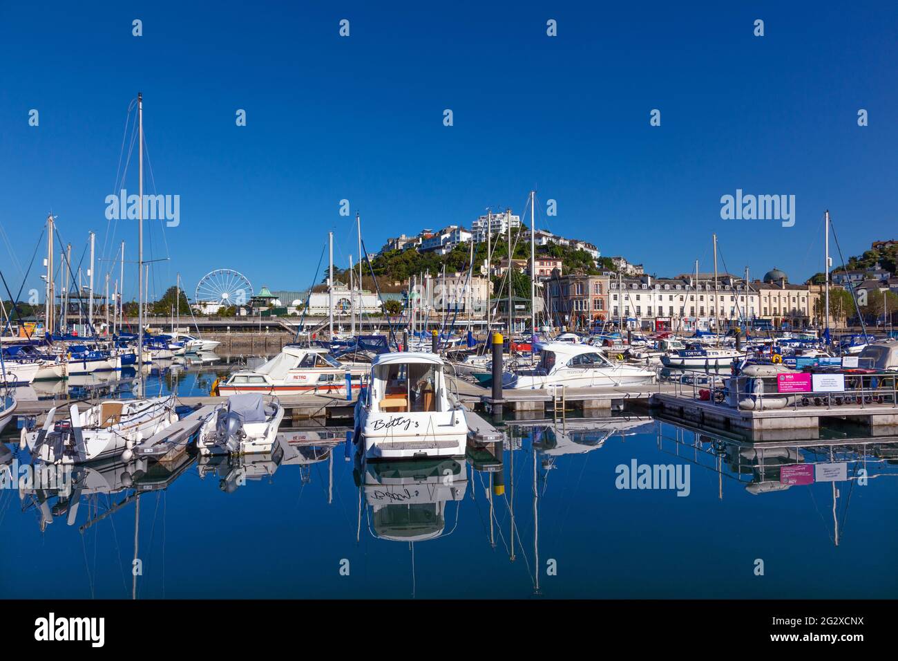 Die Hafenseite von Torquay in Devon sonnt sich in herrlicher Sommersonne und blauem Himmel. Stockfoto