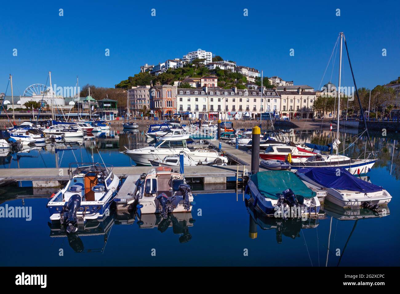 Die Hafenseite von Torquay in Devon sonnt sich in herrlicher Sommersonne und blauem Himmel. Stockfoto