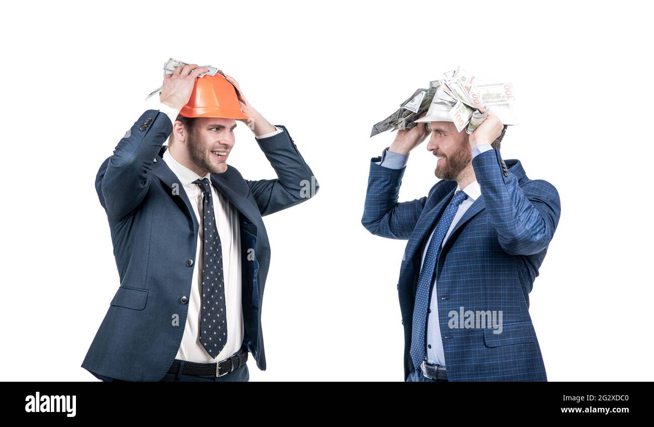 Finanzielle Unterstützung. Investition in Architekturprojekt. Zwei Männer Geschäftsmann in Hardhat mit Geld. Stockfoto