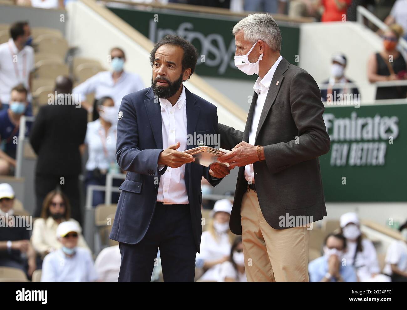 Paris, Frankreich. Juni 2021. Der französische Vorsitzende Kader Nouni, Präsident des französischen Tennisverbands FFT Gilles Moretton, während der Siegerehrung des Finale der Frauen-Singles am 14. Tag der Roland-Garros 2021, French Open 2021, einem Grand Slam-Tennisturnier am 12. Juni 2021 im Roland-Garros-Stadion in Paris, Frankreich - Foto Jean Catuffe/DPPI/LiveMedia Kredit: Unabhängige Fotoagentur/Alamy Live News Stockfoto