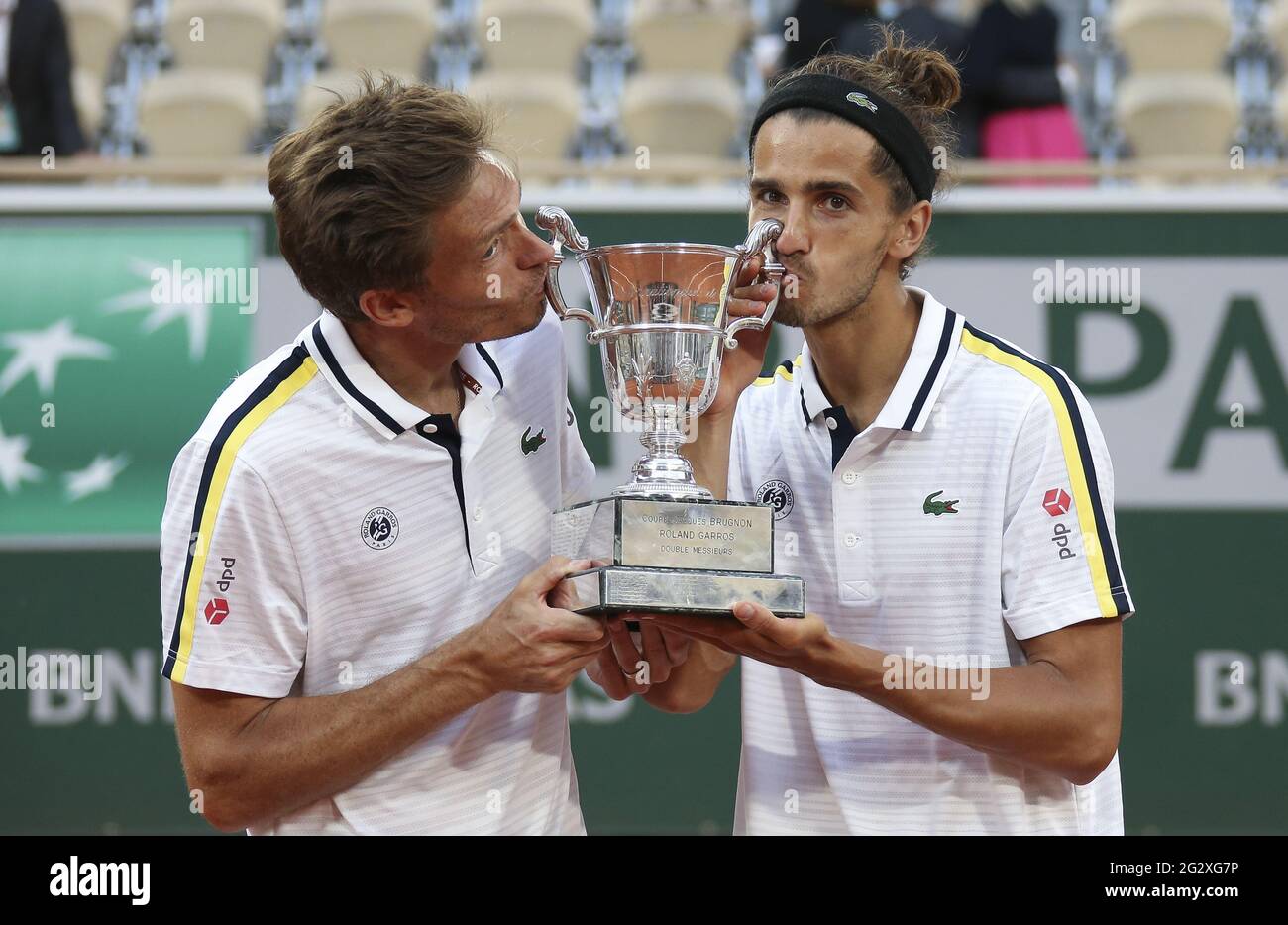 Paris, Frankreich. Juni 2021. Die Sieger Nicolas Mahut und Pierre-Hughes Herbert von Frankreich während der Siegerehrung des Männer-Doppelsiegs am 14. Tag von Roland-Garros 2021, French Open 2021, einem Grand-Slam-Tennisturnier am 12. Juni 2021 im Roland-Garros-Stadion in Paris, Frankreich - Foto Jean Catuffe/DPPI/LiveMedia Kredit: Unabhängige Fotoagentur/Alamy Live News Stockfoto