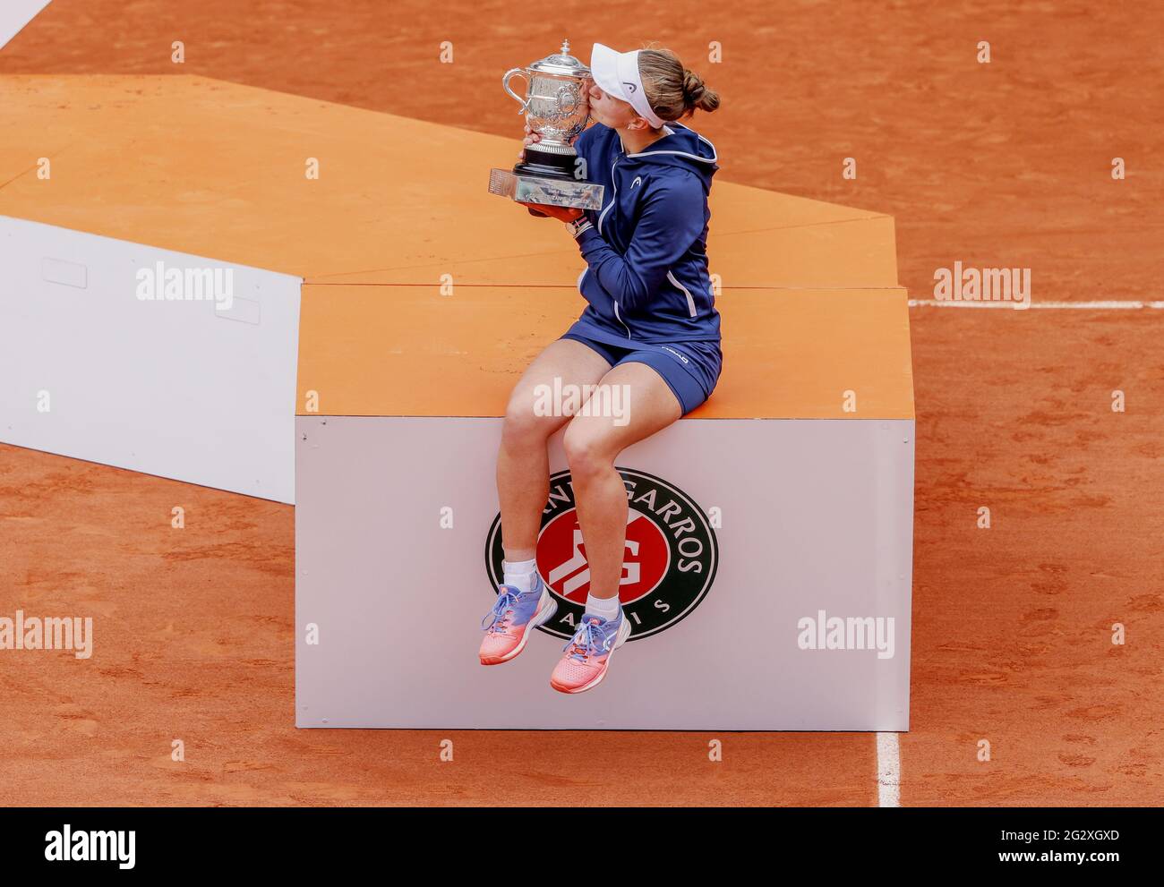 Paris, Frankreich. Juni 2021. Barbora Krejcikova aus Tschechien posiert für Fotografen mit der Trophäe während des Roland-Garros 2021, Grand Slam Tennisturniers am 12. Juni 2021 im Roland-Garros Stadion in Paris, Frankreich - Foto Nicol Knightman/DPPI/LiveMedia Kredit: Unabhängige Fotoagentur/Alamy Live News Stockfoto