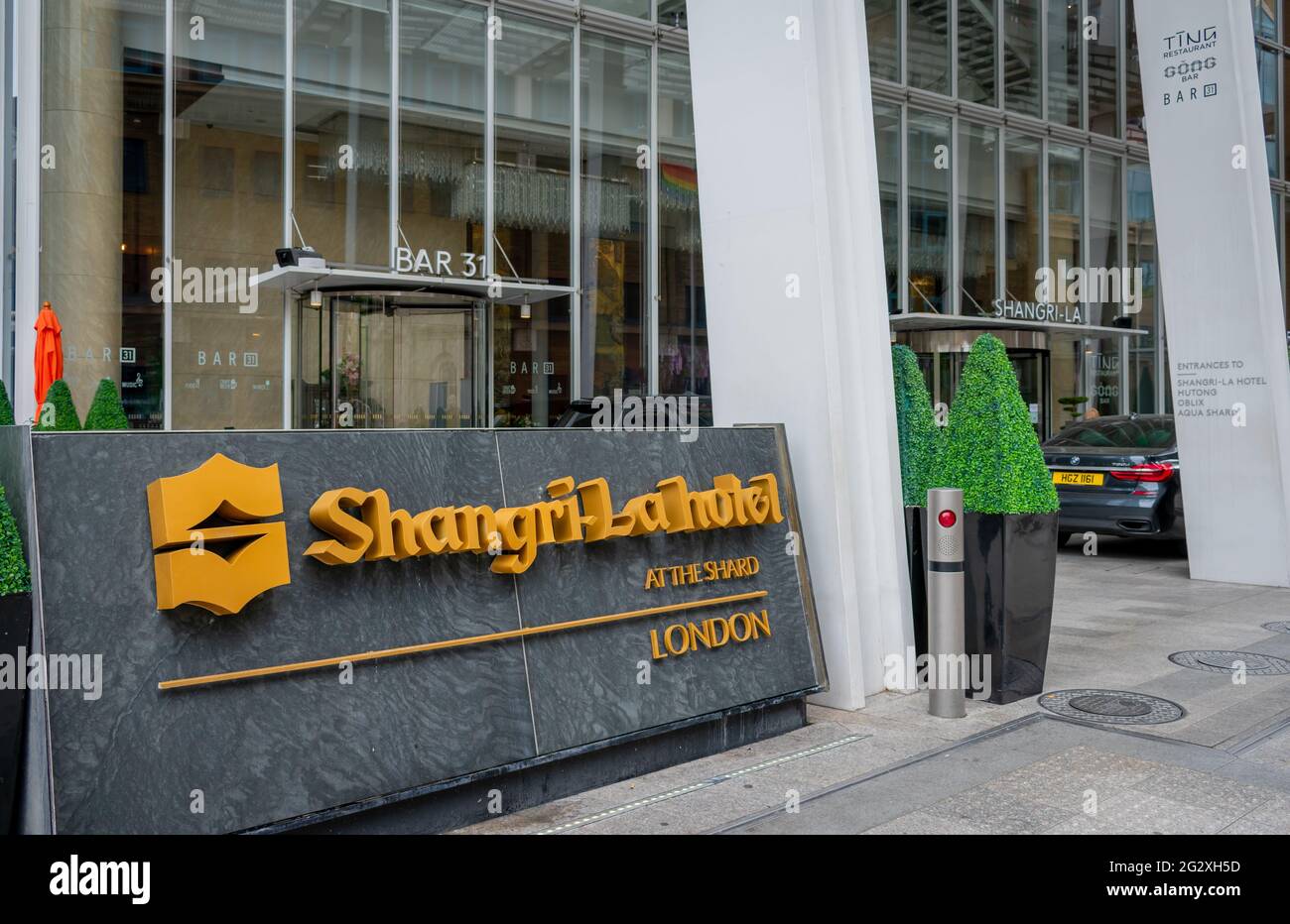 London. GROSSBRITANNIEN: 06.10. 2021. Das Schild und der Eingang zum Shangri-La Hotel im Shard. Stockfoto