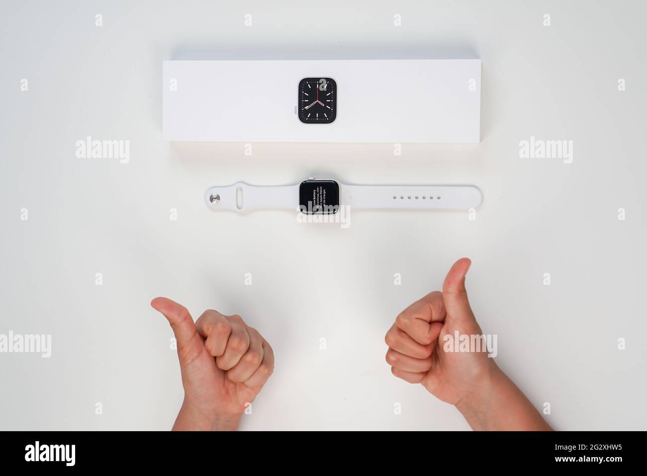 Auspacken einer neuen Apple Watch Series 6 40mm Silber Aluminium-Gehäuse White Sport Band auf weißem Hintergrund. Schritt sieben. Russland, Tatarstan, 10. Juni 2021. Stockfoto