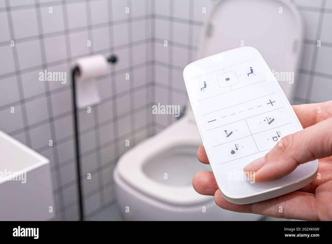 Fernbedienung mit Knöpfen der Smart-Toilettenschüssel. High-Tech-Automatik moderne Spülung Toilette Stockfoto