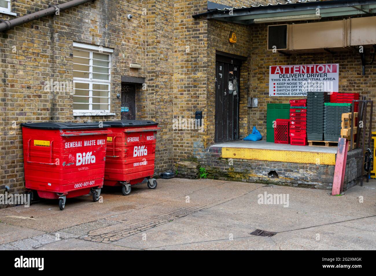 London. GROSSBRITANNIEN: 05.25.2021. Die Be- und Entladestelle der Filiale des isländischen Supermarkts in Bethnal Green. Stockfoto