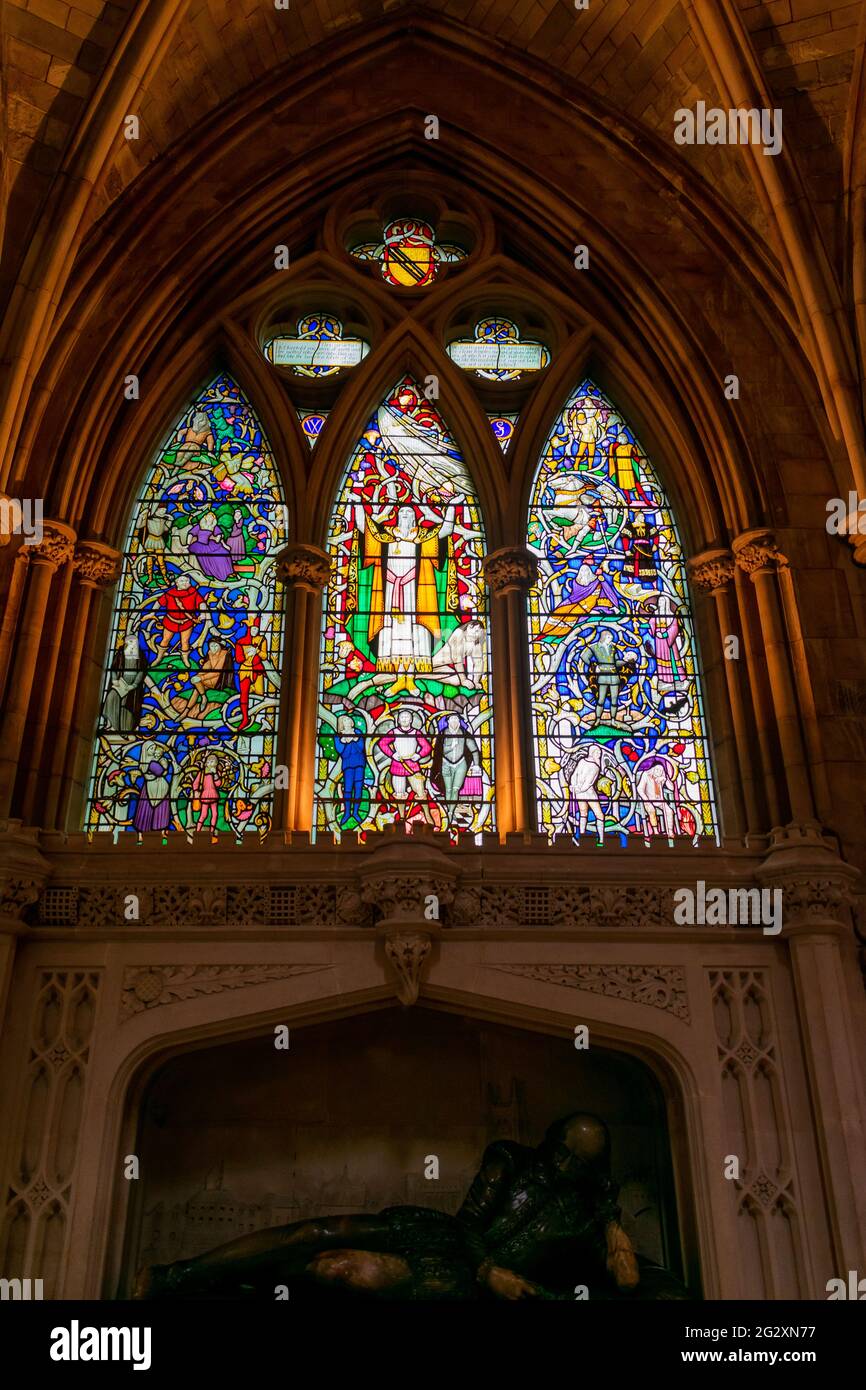 London. GROSSBRITANNIEN: 06.10.2021. Wunderschöne Buntglasfenster in der Southwark Cathedral. Stockfoto