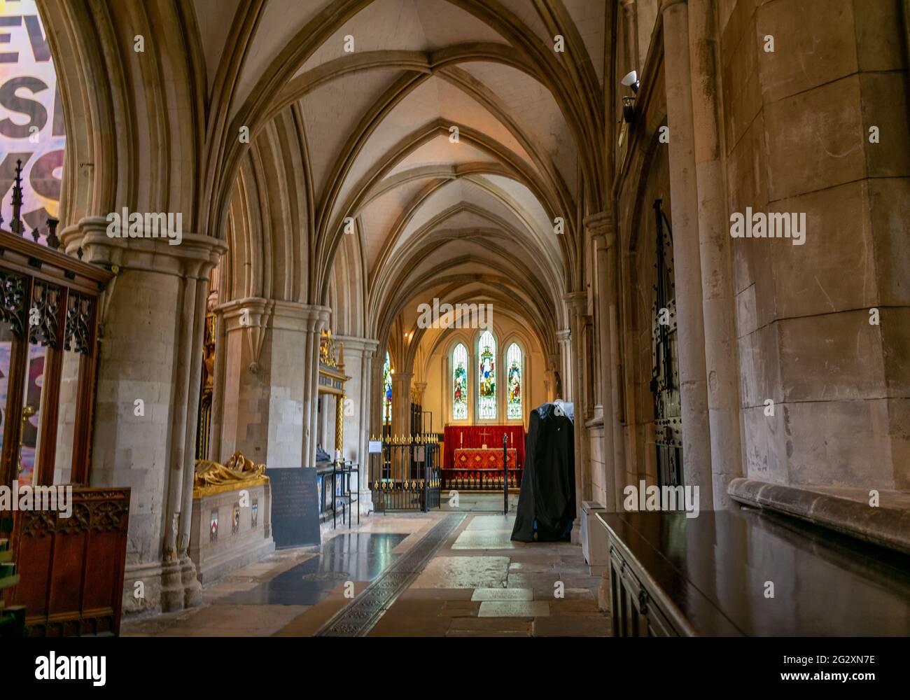 London. GROSSBRITANNIEN: 06.10.2021. Innenansicht des South Choir Gangs, der zum hinteren Teil der Southwark Cathedral führt. Stockfoto