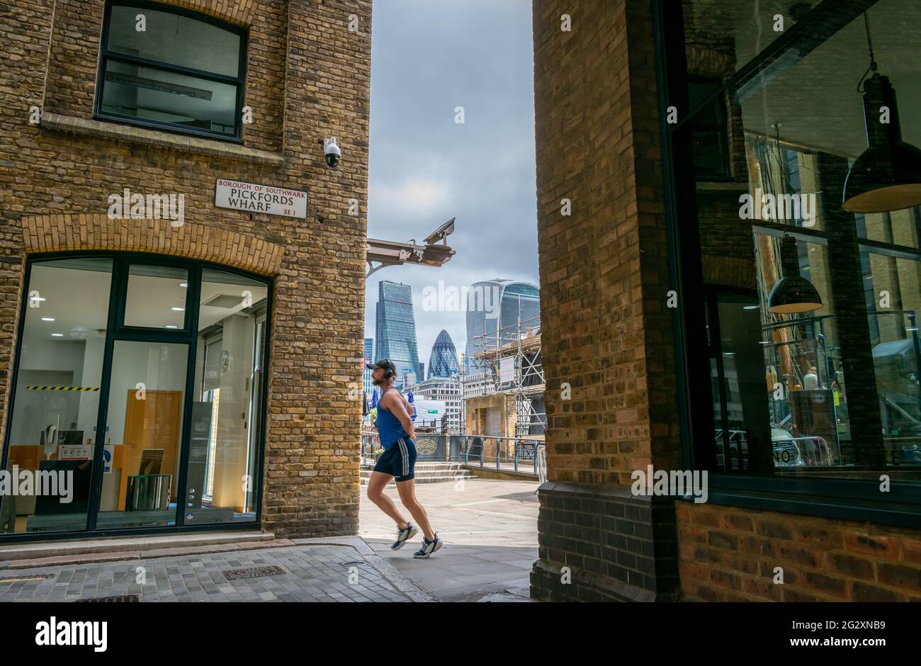 London. GROSSBRITANNIEN: 06.10.2021. Pickfords Wharf in Southwark am Ufer der Themse neben dem Museumsschiff Goldern Hind und einem tollen Blick auf die Stadt Stockfoto