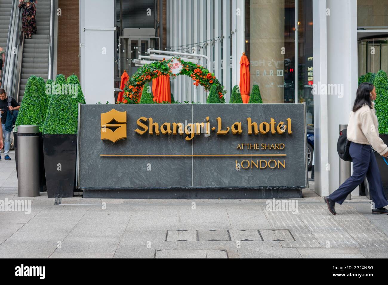 London. GROSSBRITANNIEN: 06.10. 2021. Das Schild und der Eingang zum Shangri-La Hotel im Shard. Stockfoto