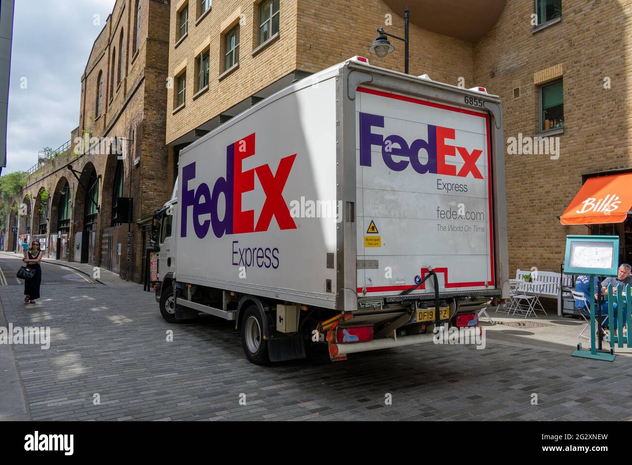 London. GROSSBRITANNIEN: 06.10. 2021. Ein FedEx Express-Lastwagen auf einer Straße, der eine Frachtlieferung an ein Unternehmen macht. Stockfoto